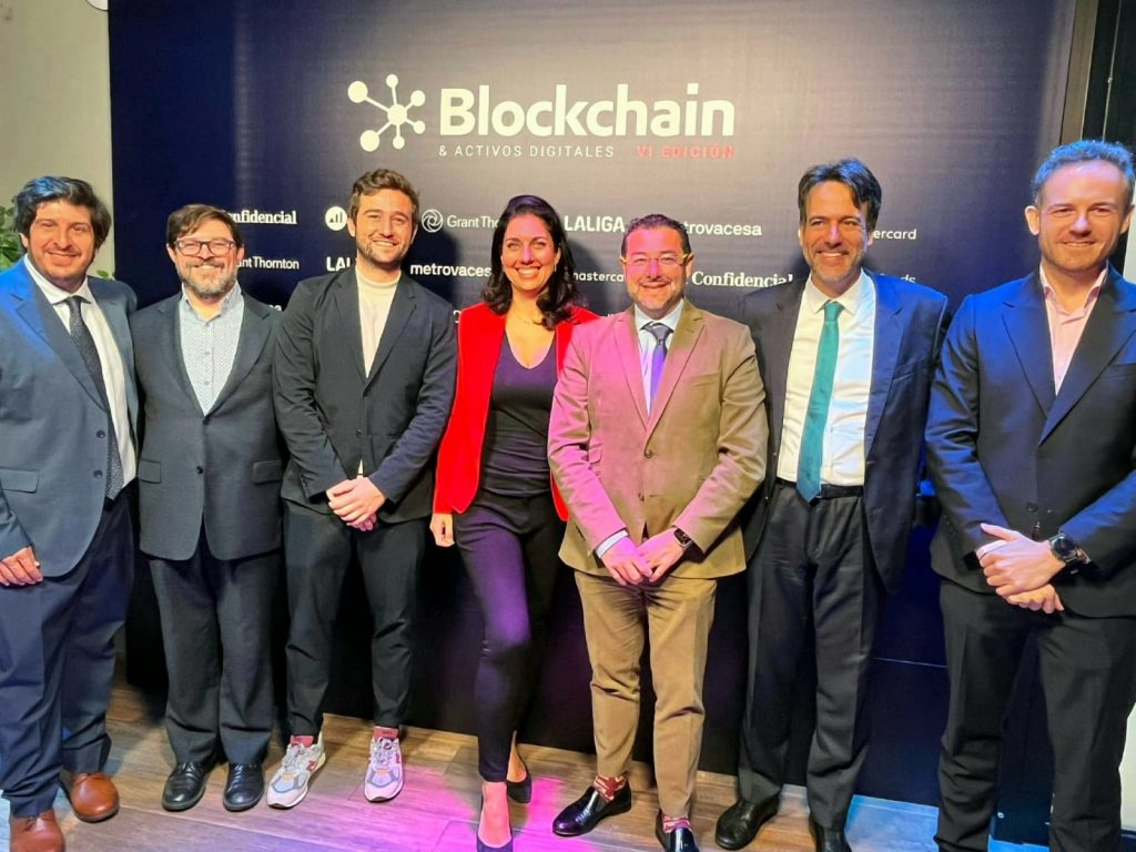 Almudena y ponentes de la VI edición del foro Blockchain & Criptoactivos